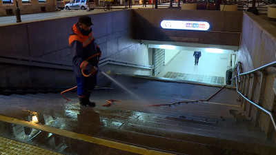 Как в метро Петербурга навели чистоту в рамках общегородского субботника