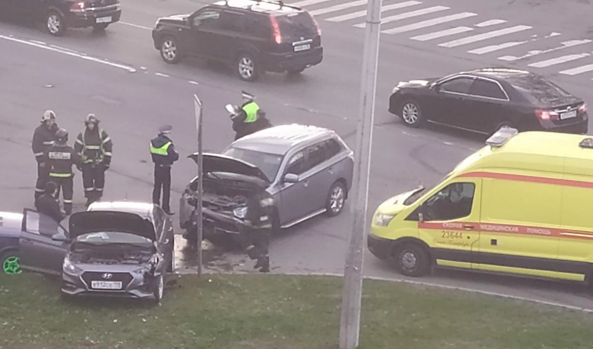 Две иномарки разбились на перекрестке улиц Швецова и Маршала Говорова - tvspb.ru