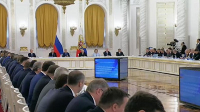 В Кремле обсуждают строительство новых дорог и безопасность движения в России