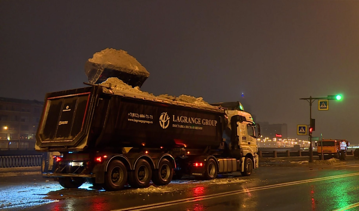 За сутки с улиц Петербурга вывезли 56 тысяч кубометров снега - tvspb.ru
