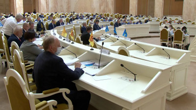 Петербургский парламент уйдет на перерыв до 28 июля