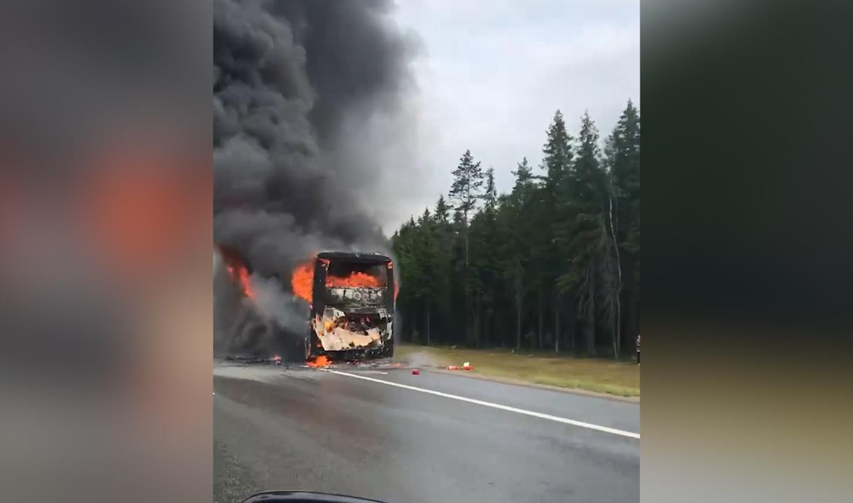 На Новоприозерском шоссе сгорел автобус