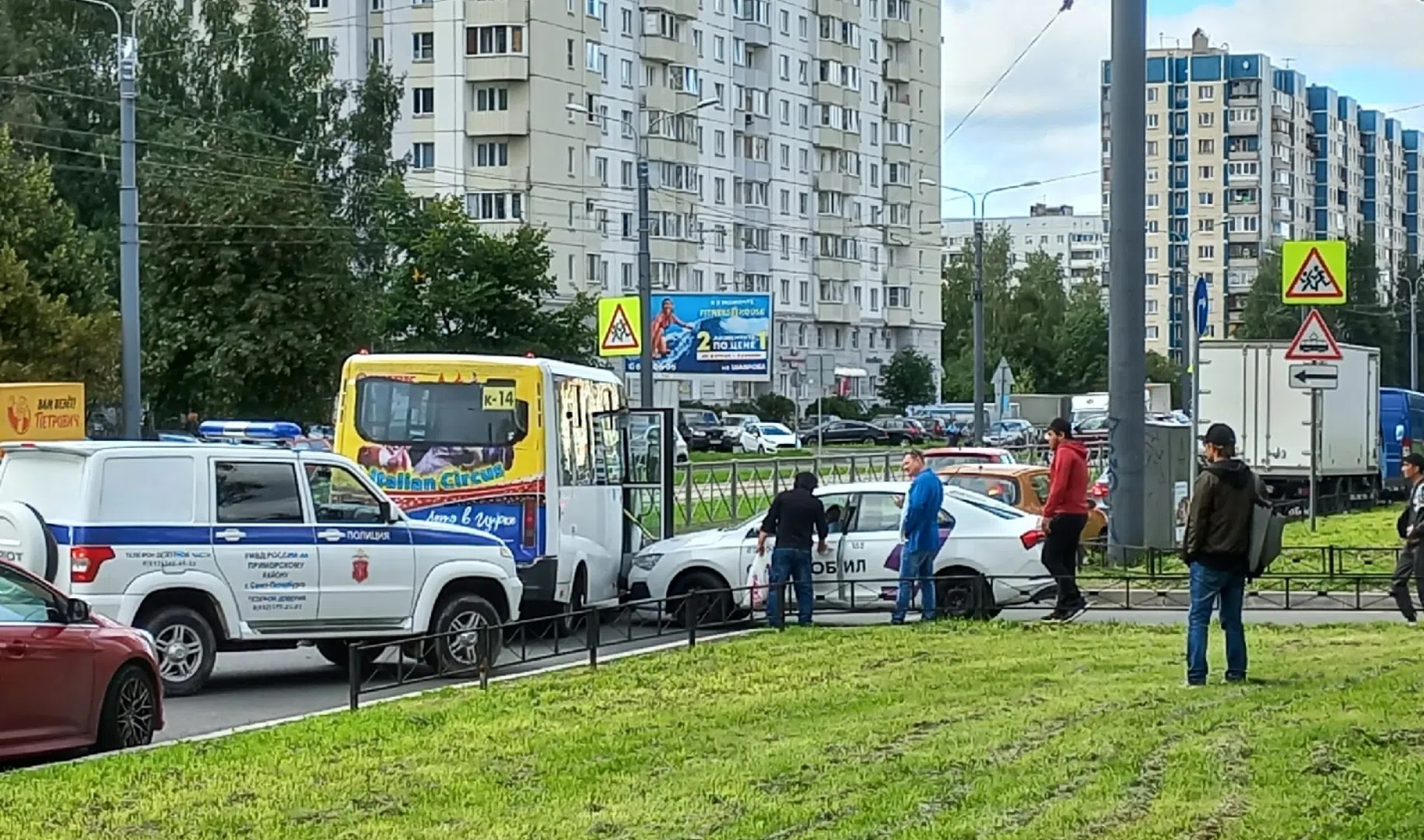 На проспекте Авиаконструкторов такси пошло на таран маршрутки | Телеканал  Санкт-Петербург