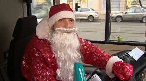 Окунуться в атмосферу праздника прямо по пути на работу можно, когда за рулем автобуса Дед Мороз