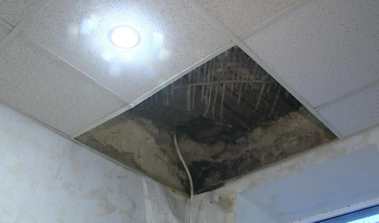 История с обрушившимся потолком в одной из квартир на Большом проспекте ...