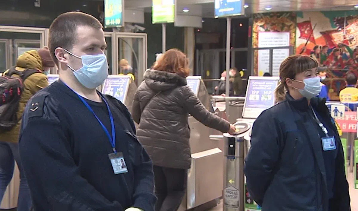 Любителям снимать маски после прохода турникетов напомнили о постоянном ношении СИЗ в метро - tvspb.ru