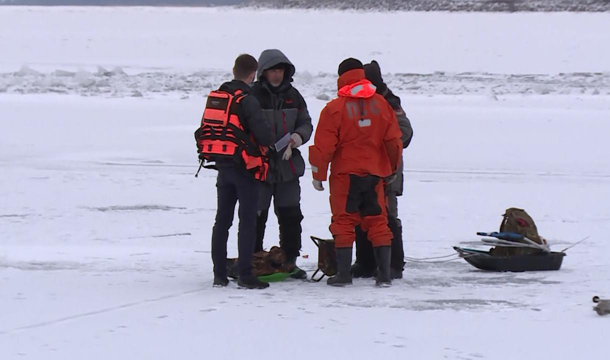 Запрет выхода на лед 2024 спб. Спасатели спасли со льда. МЧС на льду Невы. Спасатели Румыний на льду. Рыбаки зимой парке 300 летия.