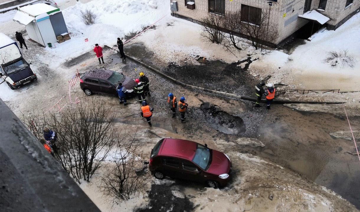 На Будапештской прорвало трубу с кипятком. Под асфальт провалилась машина |  Телеканал Санкт-Петербург