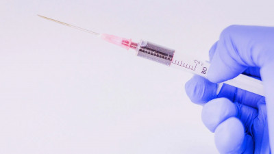 Роспотребнадзор рекомендовал воздержаться от уколов ботокса после прививки от COVID