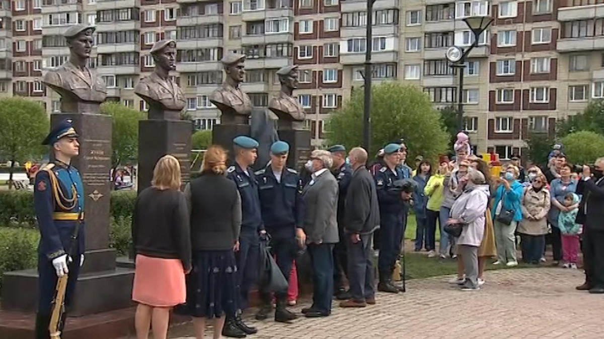 В парке Боевого братства торжественно открыли бюсты героев-десантников 6-й  роты | Телеканал Санкт-Петербург