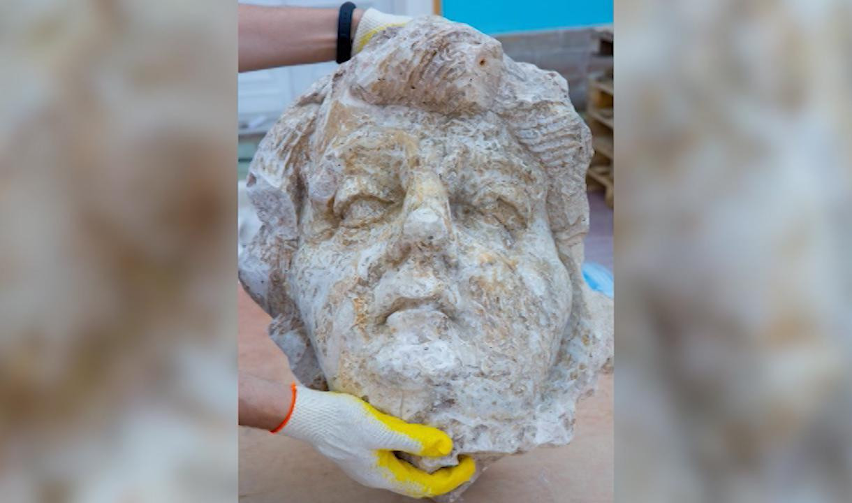 В Царском Селе нашли гипсовую голову атланта