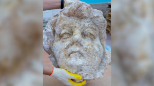 В Царском Селе нашли гипсовую голову атланта