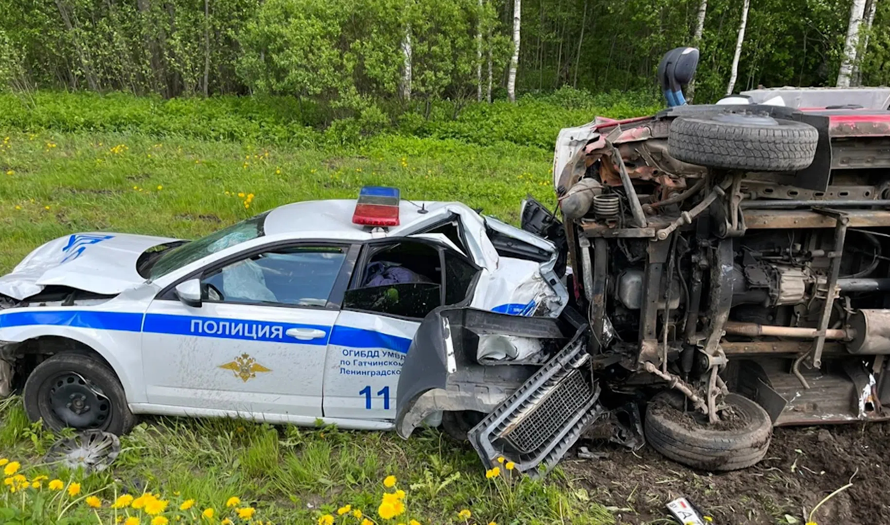 Полицейская машина врезалась. Машина ДПС перевернулась. Авария в Ленинградской области.