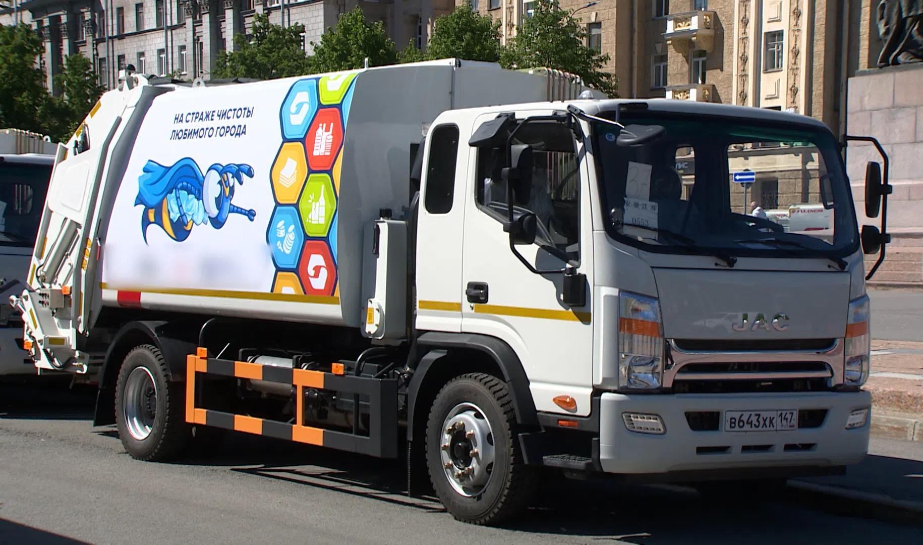 Компактные, но вместительные: в Петербурге будут работать китайские мусоровозы