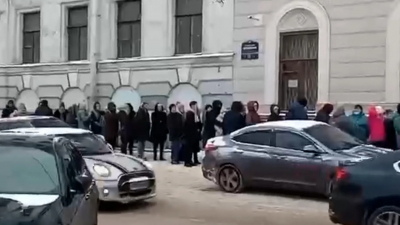 Ради творчества Сальвадора Дали петербуржцы и туристы готовы стоять в очереди на улице