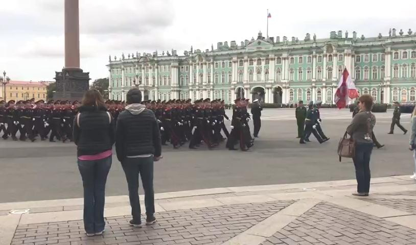 На Дворцовой площади начался военный парад, посвященный Дню российской гвардии