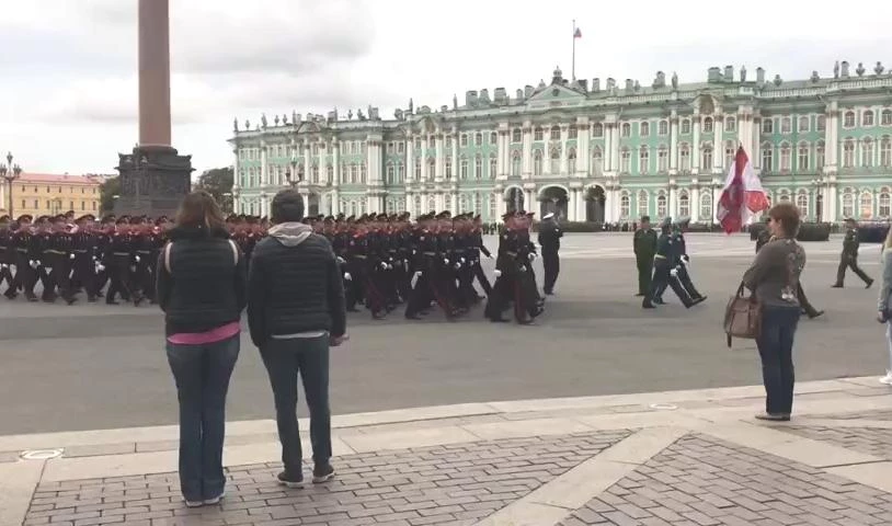 На Дворцовой площади начался военный парад, посвященный Дню российской гвардии - tvspb.ru