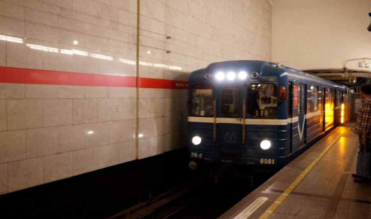 Поезда на «красной» ветке метро остановились из-за петербуржца, рухнувшего на рельсы - tvspb.ru