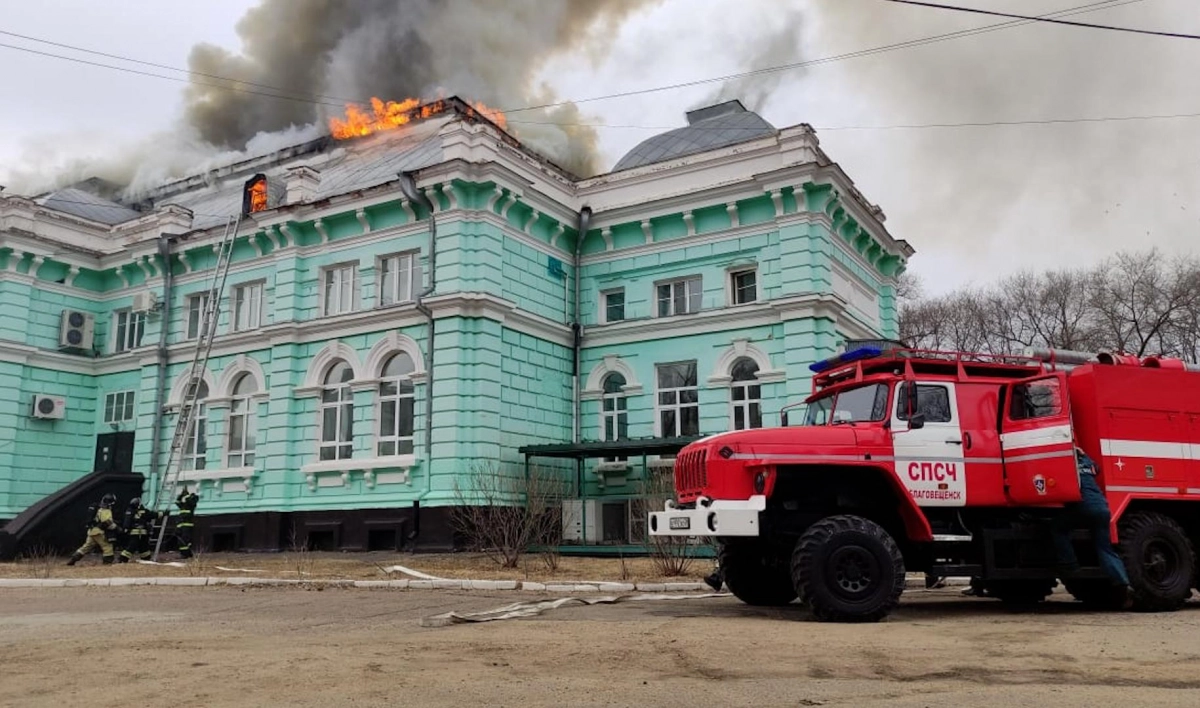 Хирурги продолжили делать операцию пациенту на сердце во время пожара в  больнице Благовещенска | Телеканал Санкт-Петербург