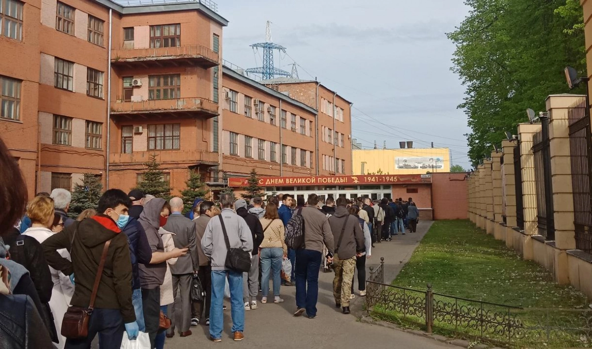 Очевидцы: Утром на проходной Кировского завода выстроилась очередь - tvspb.ru