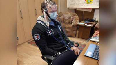 «В роботах проводов меньше, чем на мне». Над петербургским космонавтом ставят эксперименты