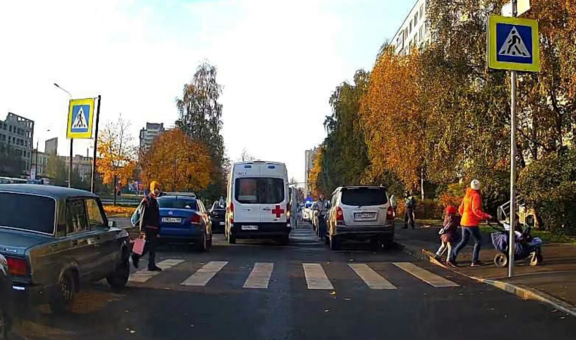 Сбитие пешехода. Сбил пешехода на пешеходном переходе. Машина на пешеходном переходе. Сбила детей на пешеходном переходе в Москве.