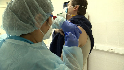 Почти 400 тысяч петербуржцев полностью прошли курс вакцинации от коронавируса