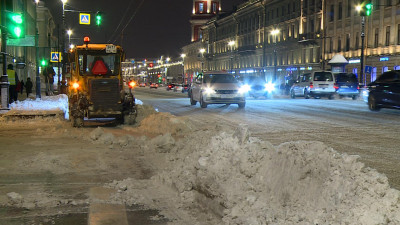 В Петербурге коммунальные службы продолжают устранять последствия снегопада