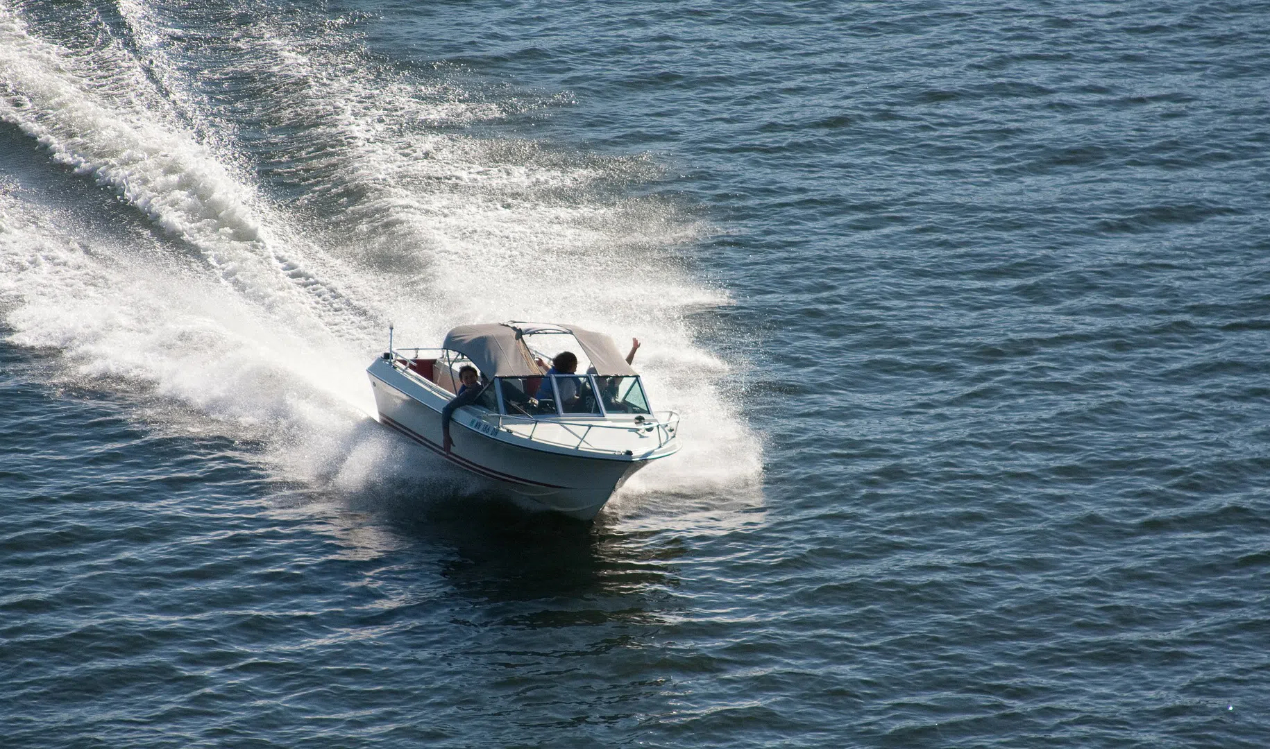 Фото лодки на воде с мотором