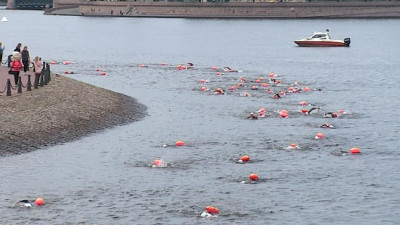 Вокруг Петропавловской крепости прошел массовый заплыв X-Waters Saint-Petersburg