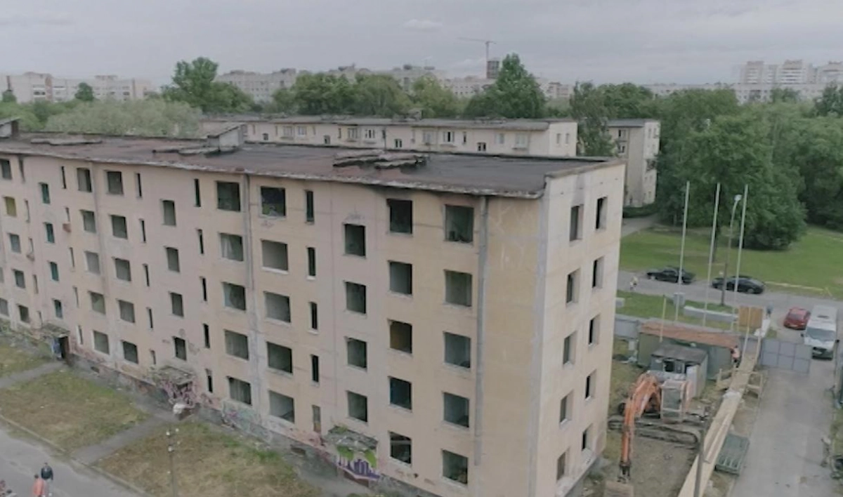 В Сосновой Поляне сносят тормозившую реновацию хрущевку - tvspb.ru