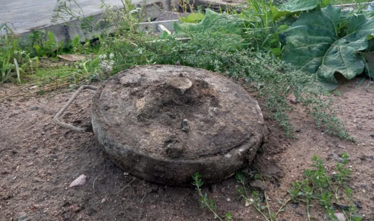 В районе Лиговского путепровода экскаватор раскопал немецкую мину времен войны - tvspb.ru