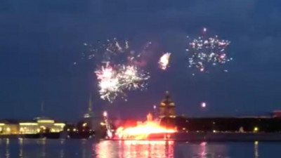 Фанаты «Зенита» осветили огнем стрелку Васильевского в честь возобновления чемпионата России