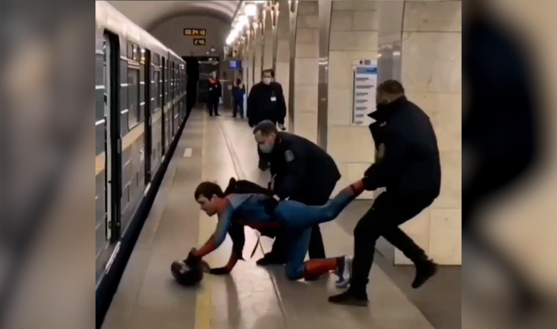 Спайдермен в метро СПБ