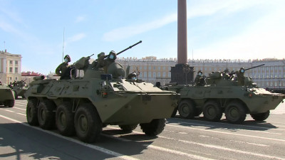 Подготовка ко Дню Победы: На Дворцовой площади прошла первая совместная репетиция парада