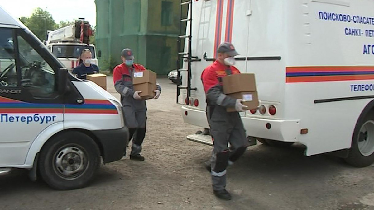 В Петербурге спасатели помогают медикам оказывать помощь больным COVID-19 |  Телеканал Санкт-Петербург