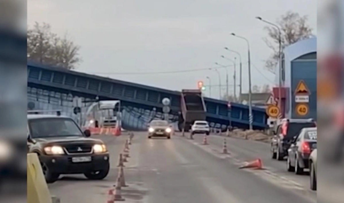 При обрушении пешеходного моста в Любани никто не погиб - tvspb.ru