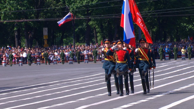 На Дворцовой площади начался парад Победы