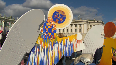 На Дворцовой площади в эти минуты стартовал пленэр международного фестиваля искусств