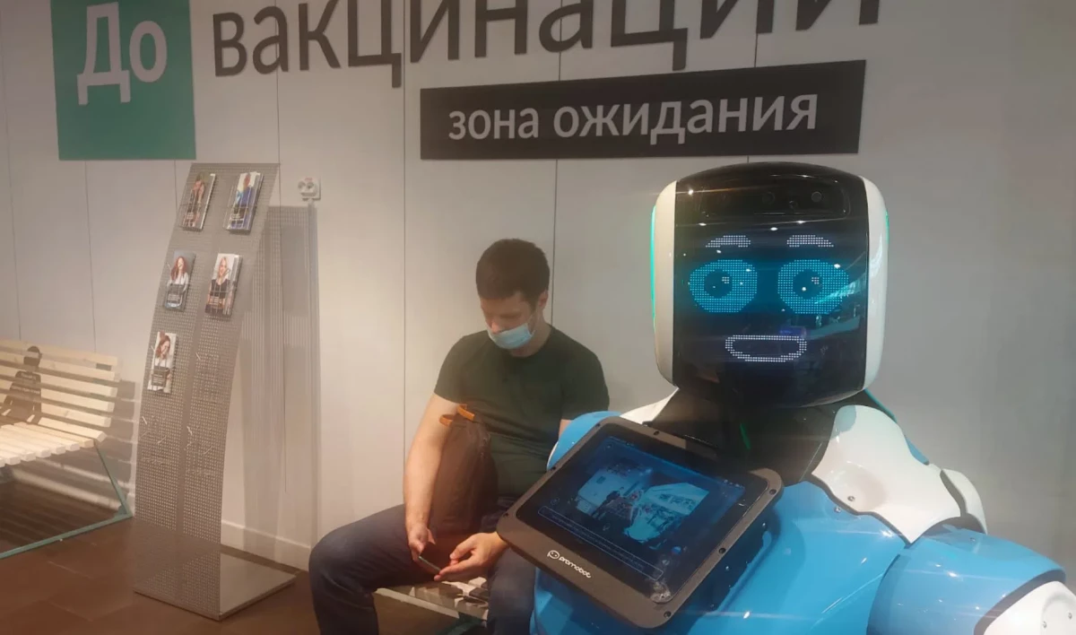 В пункте вакцинации от коронавирусной инфекции в «Галерее» появился робот-помощник - tvspb.ru