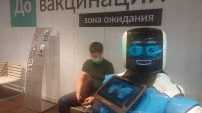 В пункте вакцинации от коронавирусной инфекции в «Галерее» появился робот-помощник