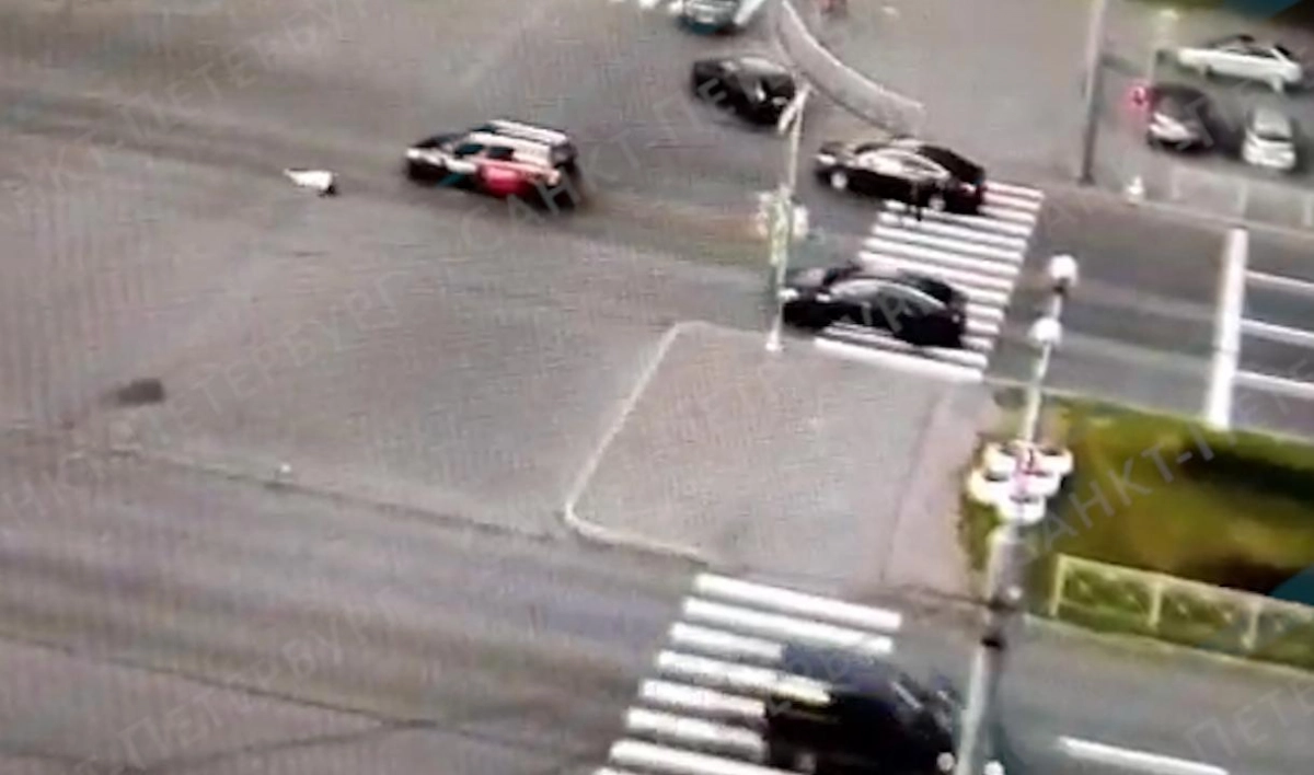 На видео попала авария на Светлановском проспекте, где Opel сбил женщину - tvspb.ru
