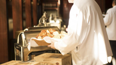 В ресторанной сфере Петербурга осенью работников набирают реже