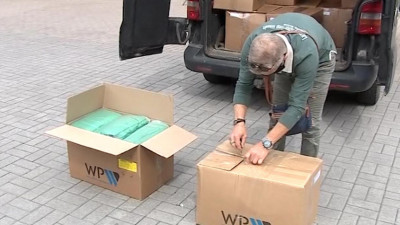 Предприниматели вручили комплекты защитных костюмов врачам больницы №40 в Сестрорецке