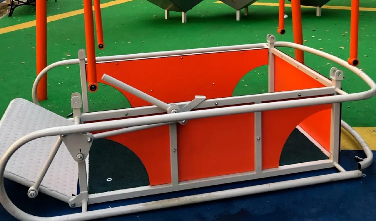 В Детскосельском на детской площадке 9-летнего ребенка придавило качелями - tvspb.ru