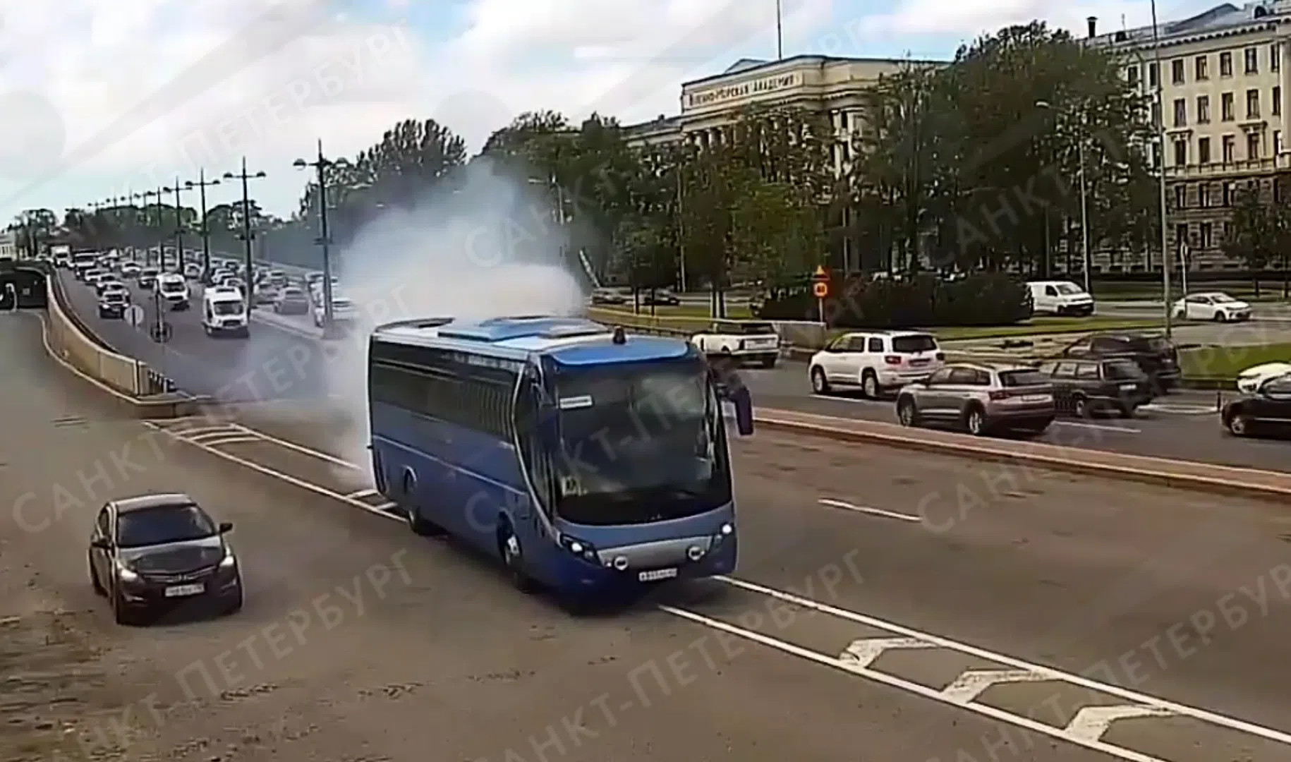 Задымившийся автобус, перевозивший детей, попал на видео | Телеканал Санкт- Петербург