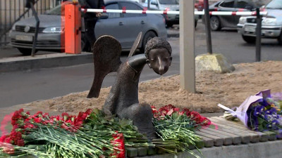 На скамейку у ПСПбГМУ им. Павлова в память о погибших из-за COVID врачах спустился «Печальный ангел»