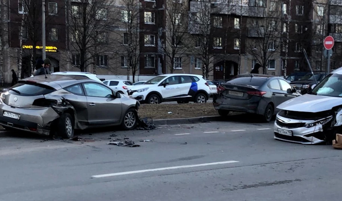 В Петербурге иномарка протаранила четыре припаркованные машины | Телеканал  Санкт-Петербург