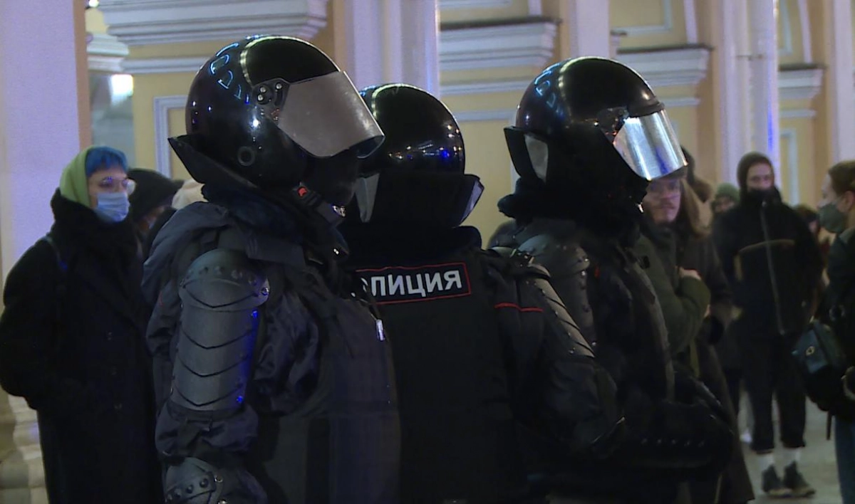 МВД разоблачило фейк о том, что полицейские Петербурга якобы съели еду задержанных - tvspb.ru