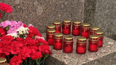 Под звуки метронома и голоса Ольги Берггольц: В Петербурге вспоминали погибших в блокаду ленинградцев